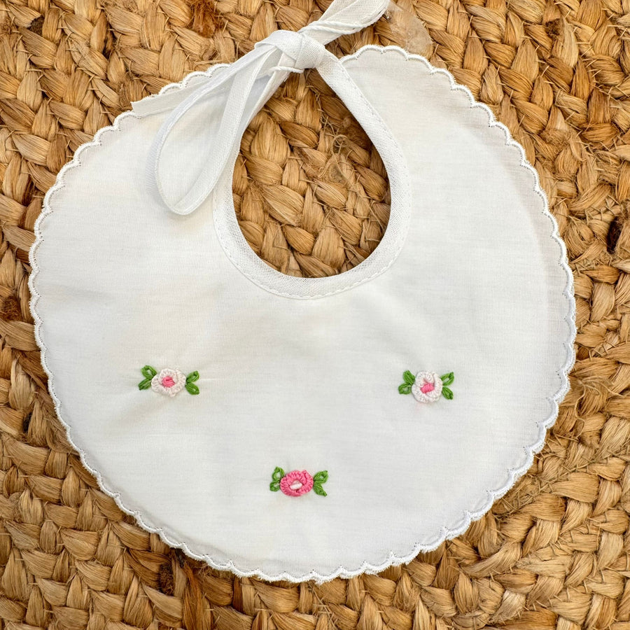 Bavaglino neonata in cotone con ricami floreali rosa