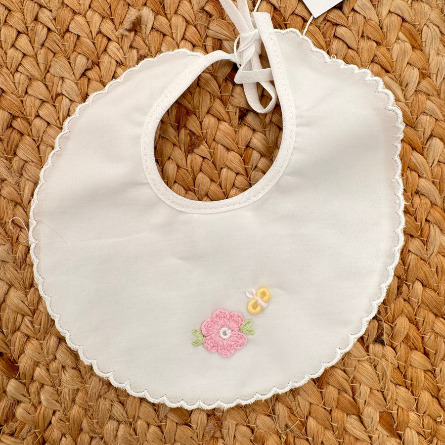Bavaglino neonata con ricamo floreale elegante