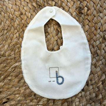 Bavaglino neonato cotone écru con ricamo lettera B