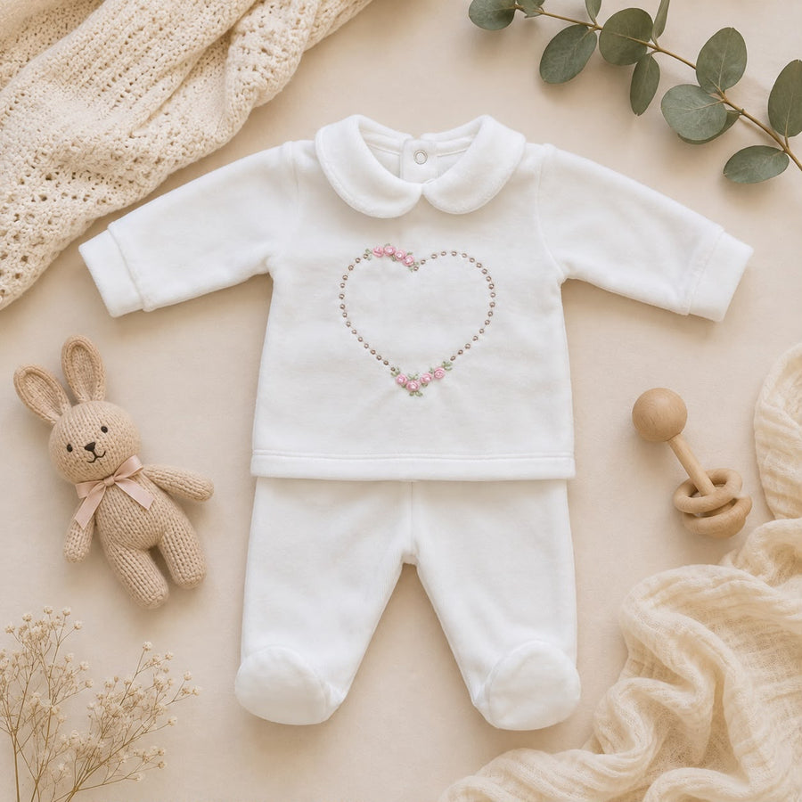 Tutina neonata in ciniglia color latte con cuore ricamato