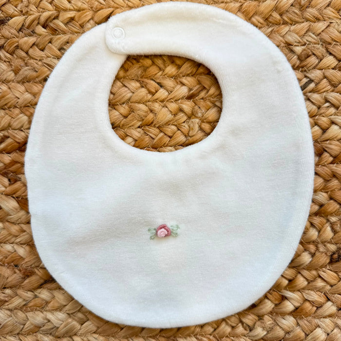 Bavetta neonata in ciniglia color latte con rosellina ricamata rosa antico
