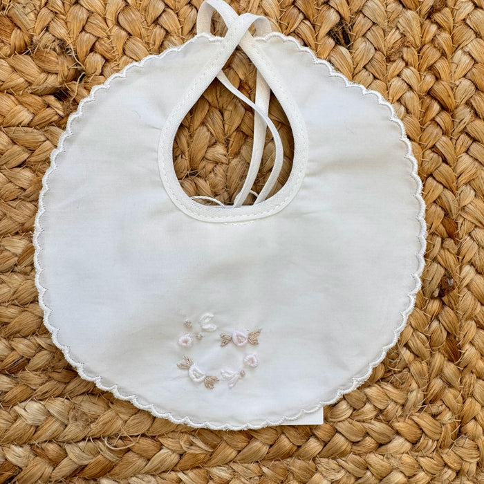 Bavetta neonata in cotone panna con ricamo floreale rosa e beige