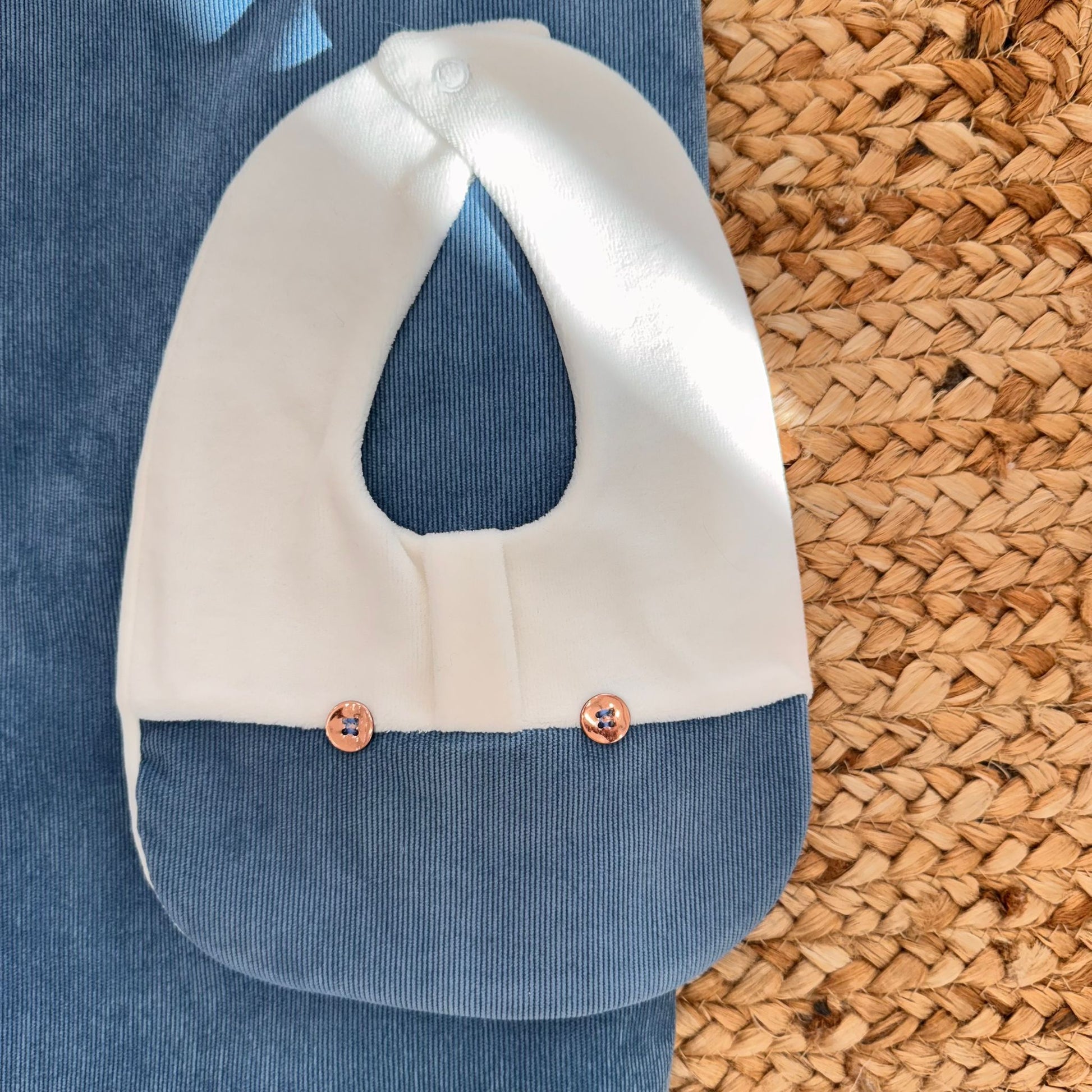 Bavetta neonato in vellutino azzurro e ciniglia panna con bottoncini decorativi