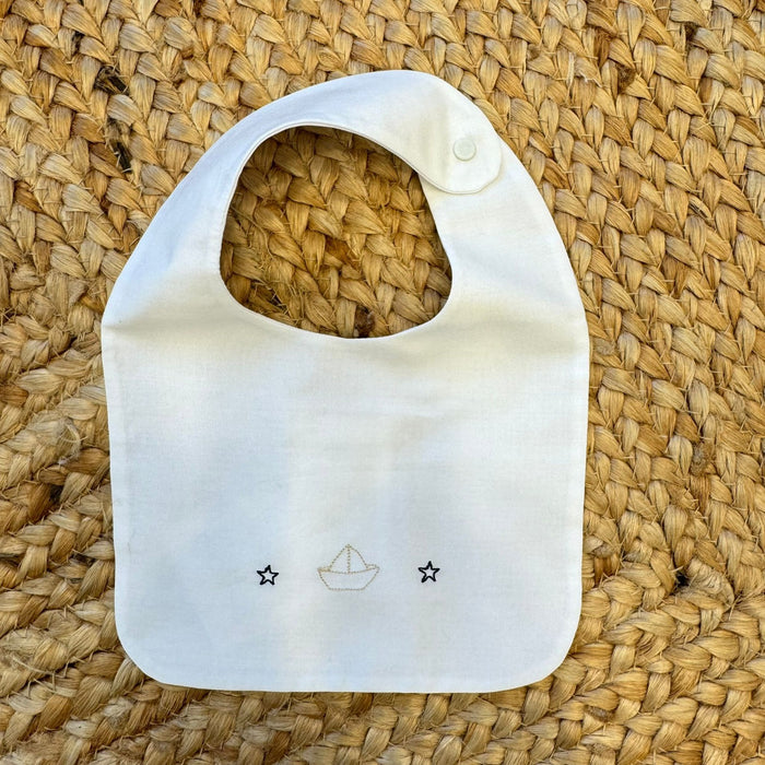 Bavetta neonato in cotone panna con barchetta ricamata a mano