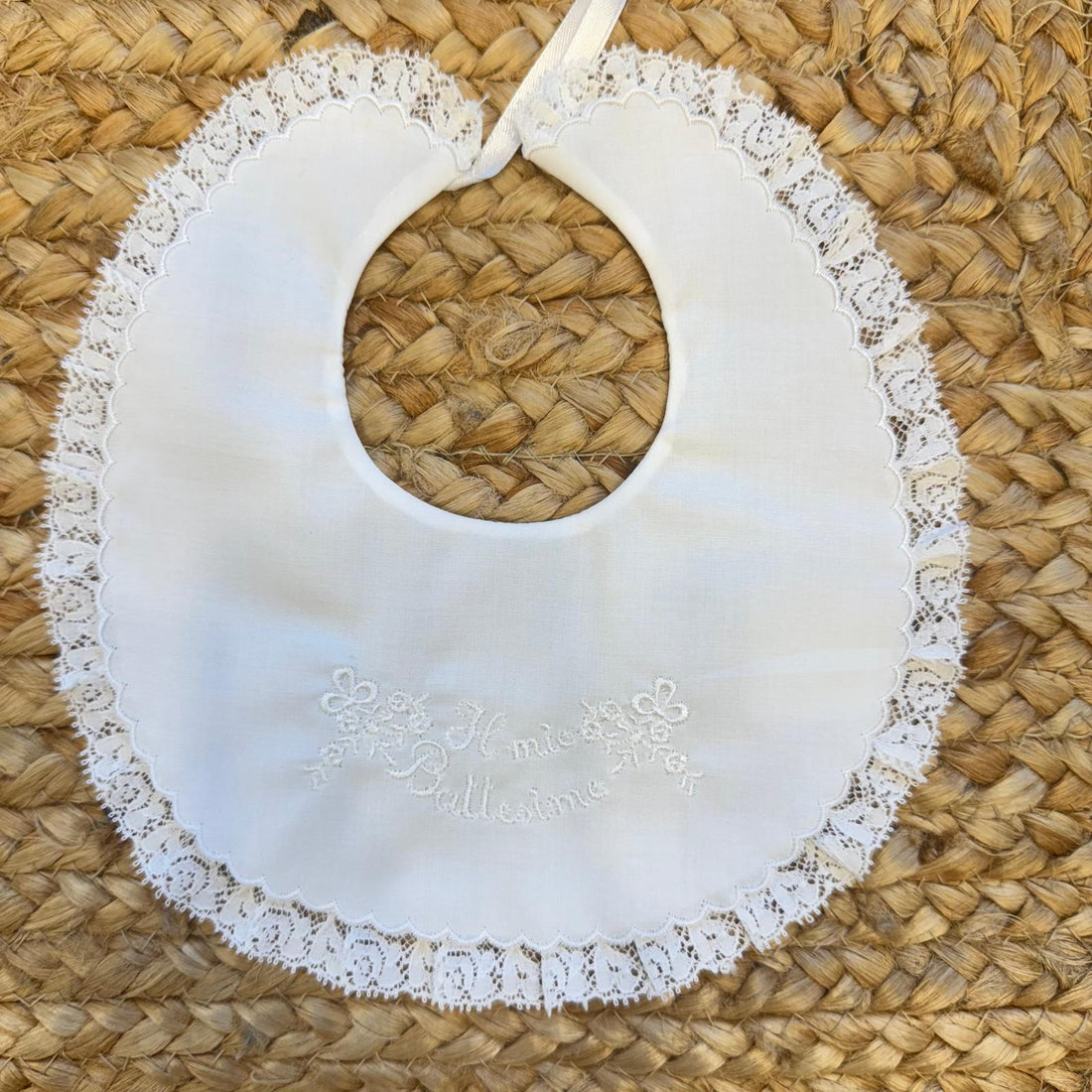bavetta battesimo in battista di cotone con pizzo e ricamo bianco