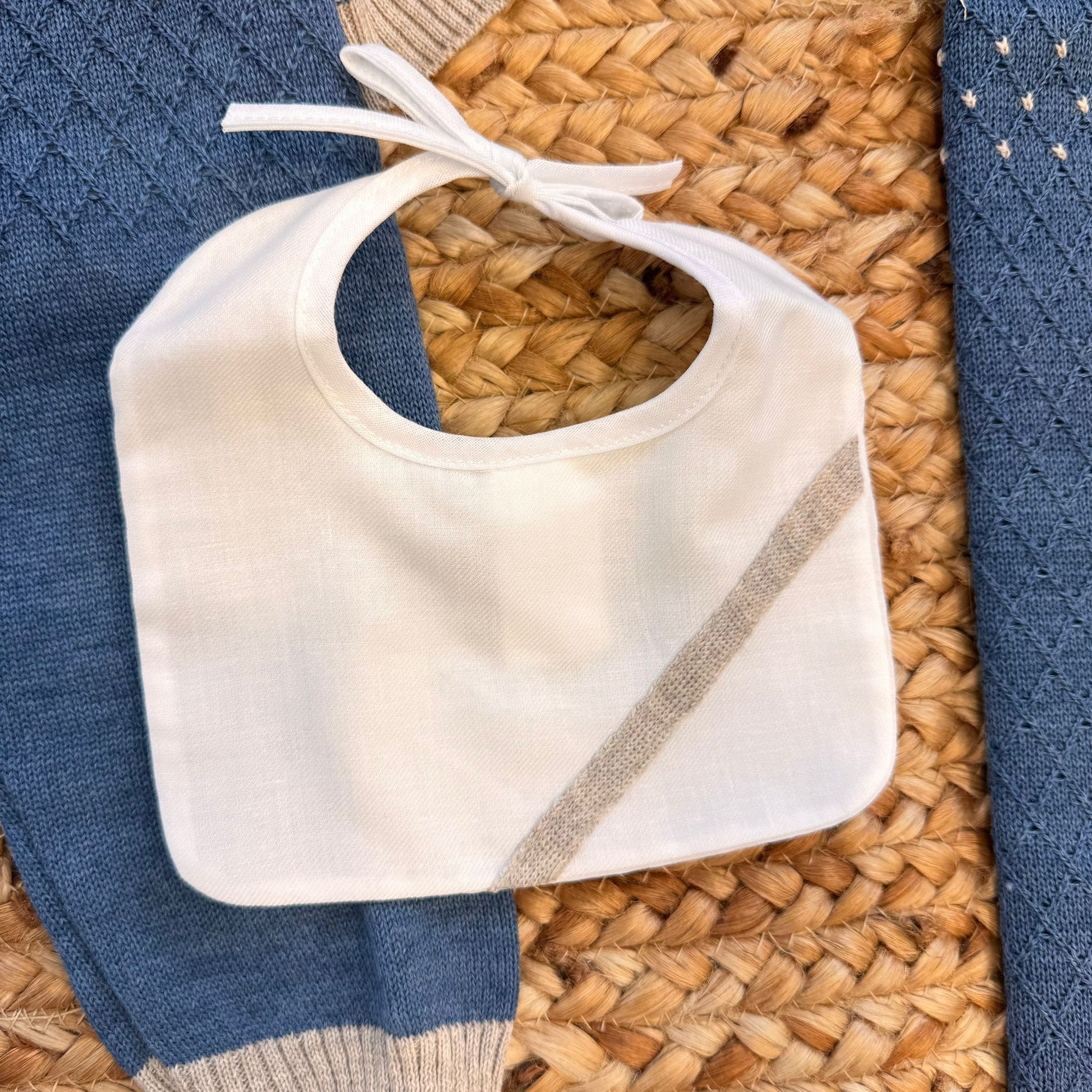 bavetta neonato bianca con bordo beige ricamato