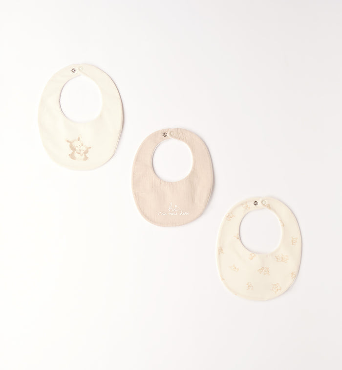 Set tre bavette nascita in cotone elasticizzato con ricamo e stampa delicata