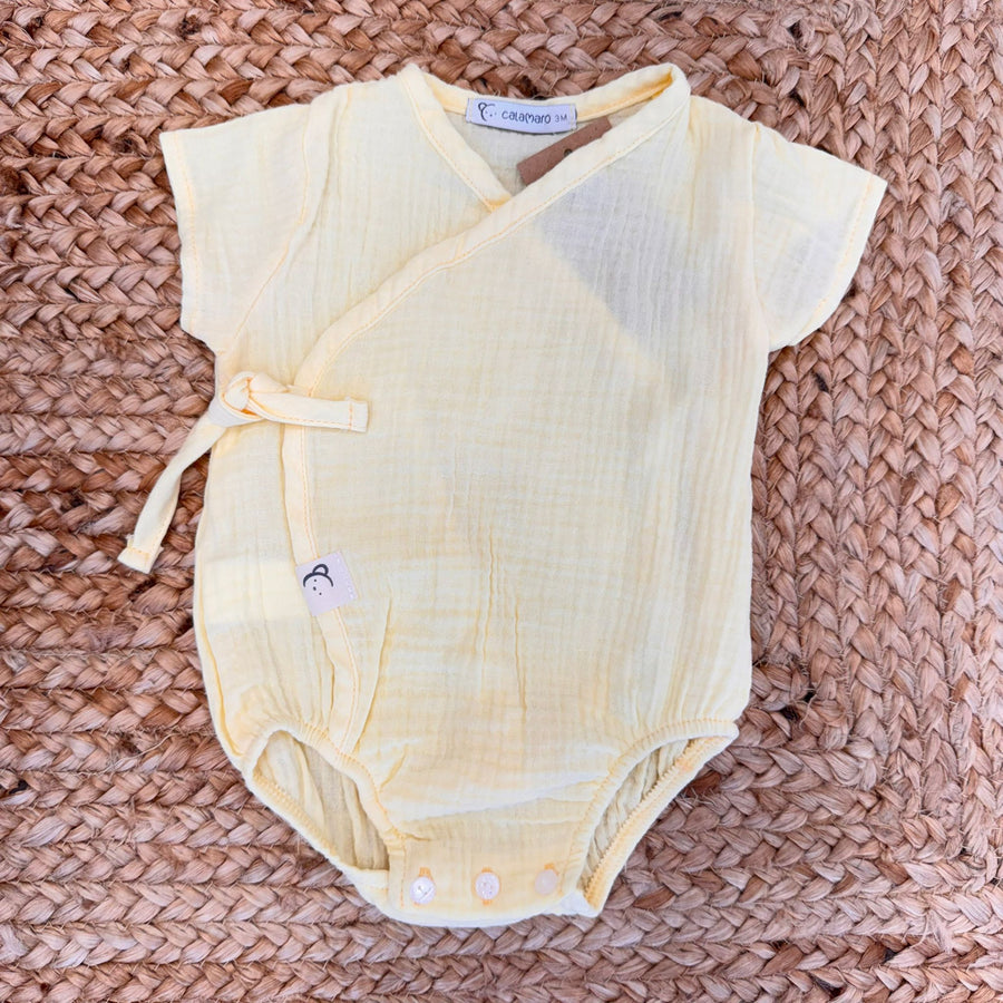 BODY NEONATO IN COTONE GARZATO GIALLINO CON LACCIO LATERALE