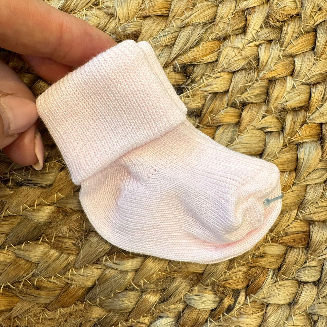 Calzina rosa in caldo cotone per neonata, perfetta per corredino o idea regalo.