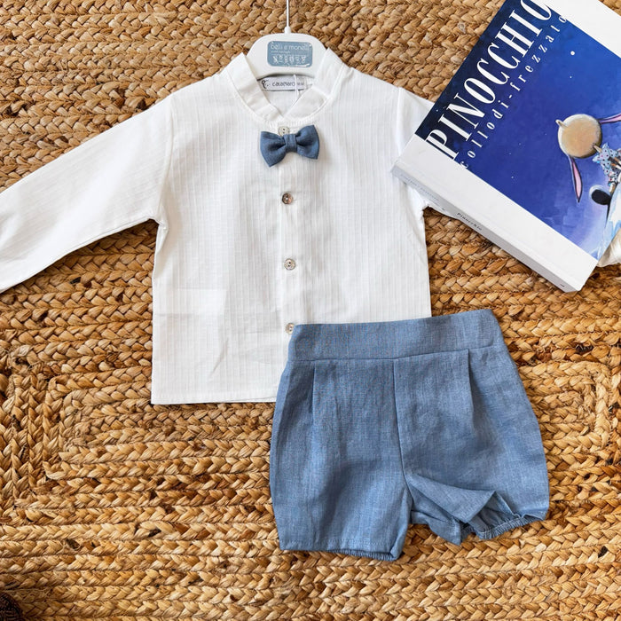 Camicia bianca con papillon e pantaloncini blu per bambino, abbigliamento elegante per occasioni speciali.