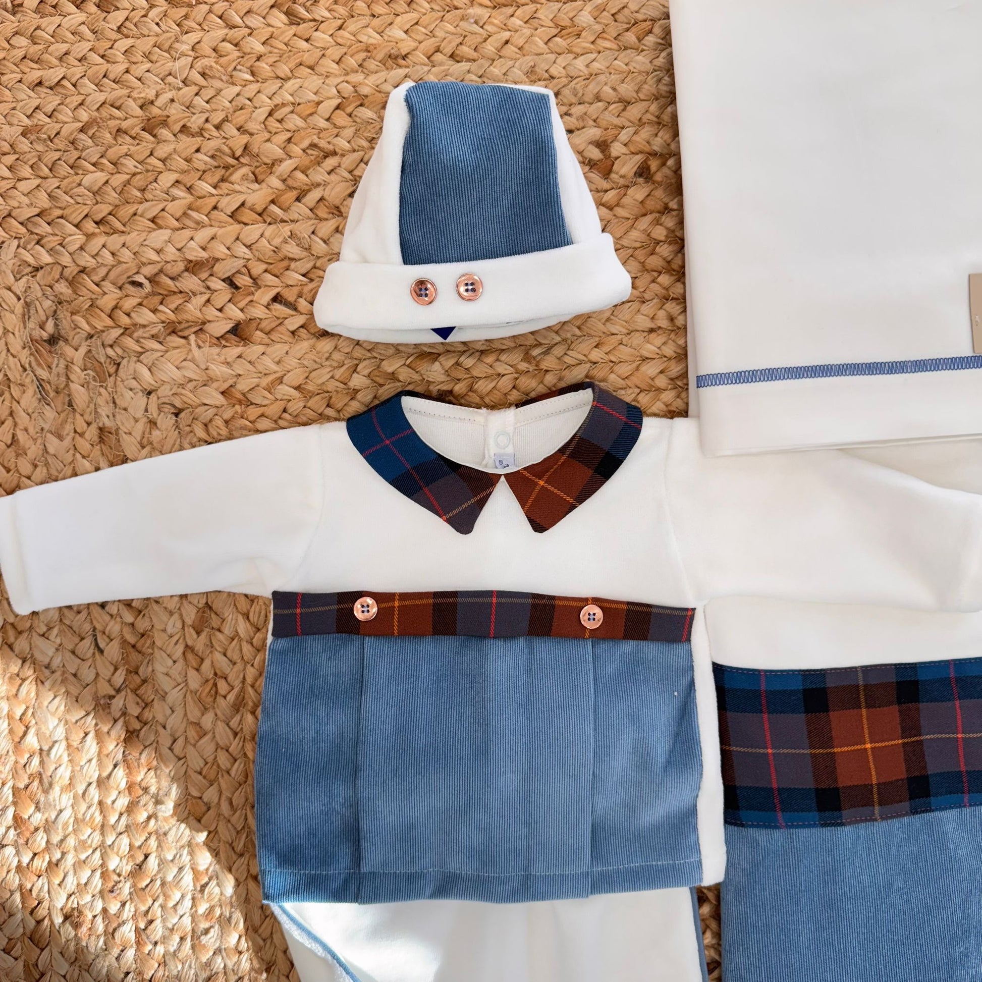 Cappellino neonato in ciniglia panna e vellutino azzurro con bottoncini decorativi