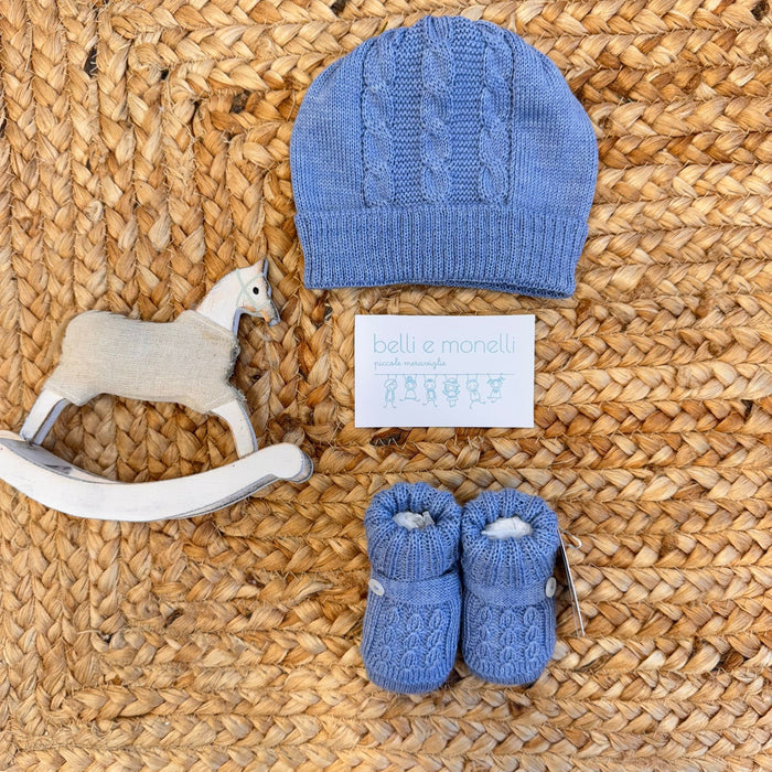 Cappellino e scarpine neonato in pura lana azzurro polvere con dettagli lavorati