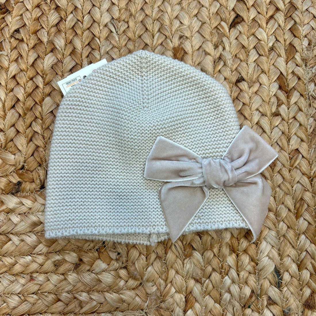 cappellino beige Condor in maglia con fiocco in velluto per bambina