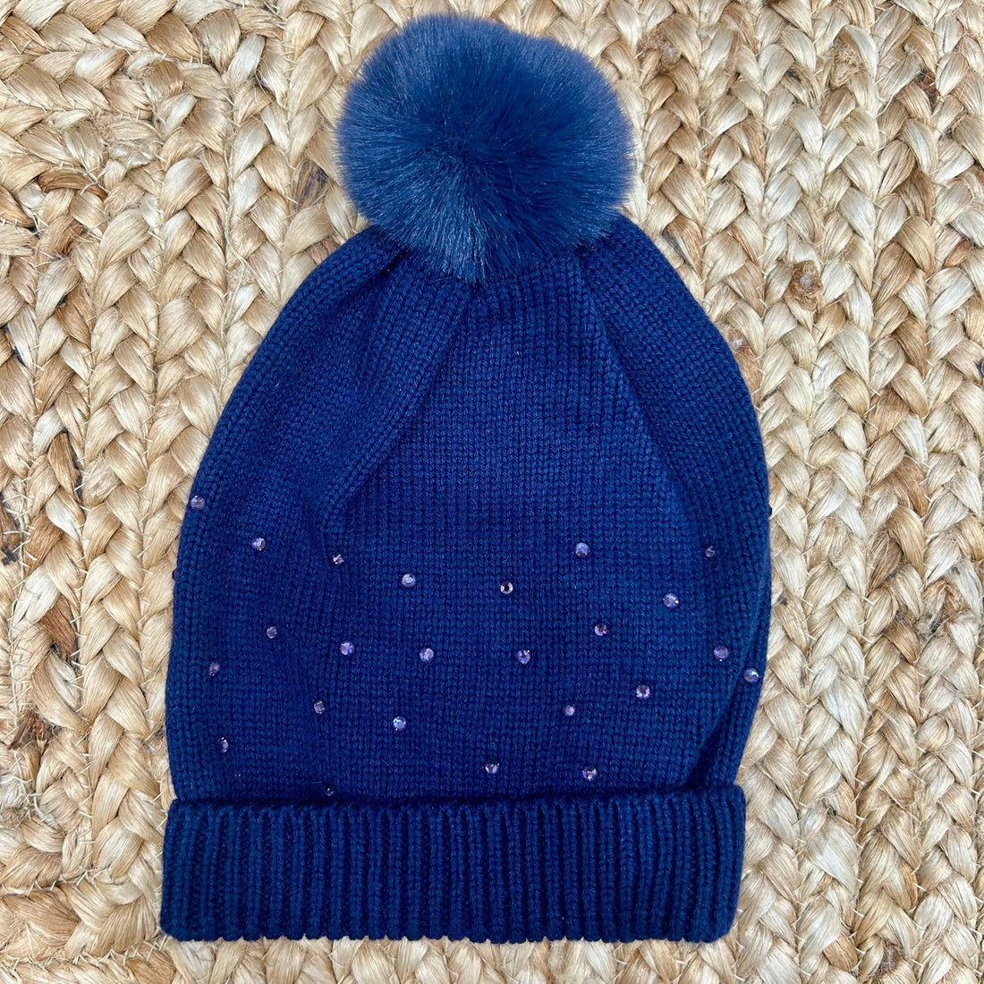 cappellino blu in maglia con pompon e strass per bambina