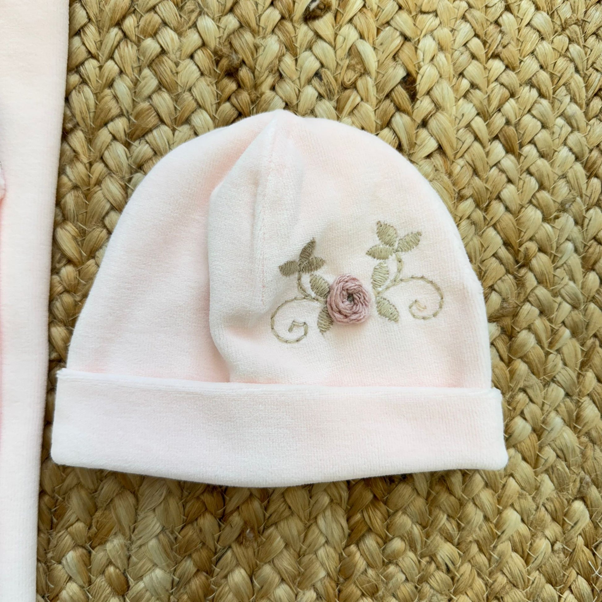 cappellino neonata in ciniglia rosa con ricamo a mano