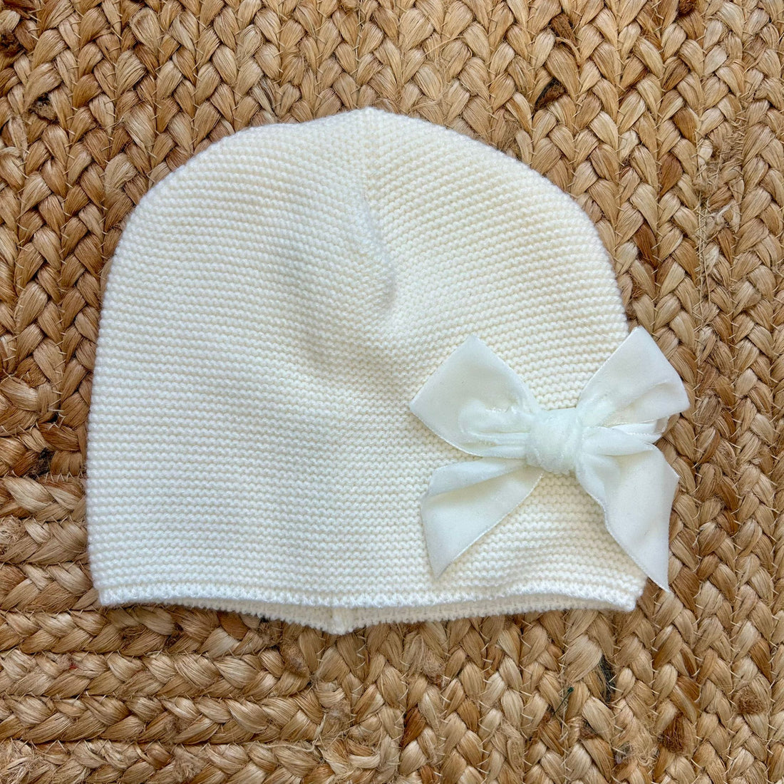 cappellino panna Condor in maglia con fiocco in velluto per bambina
