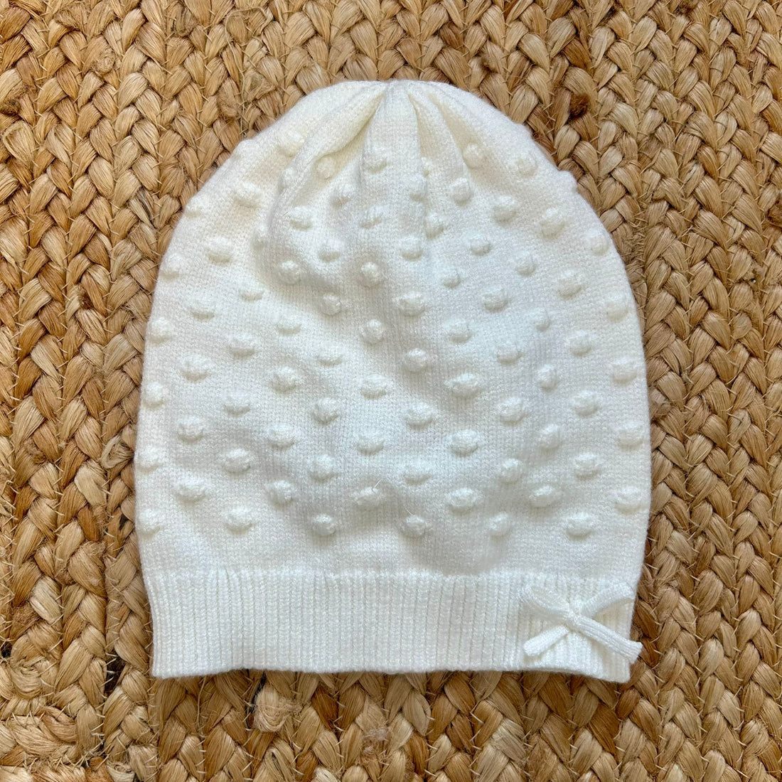 cappellino panna I-DO in maglia con lavorazione a pois e fiocchetto per bambina