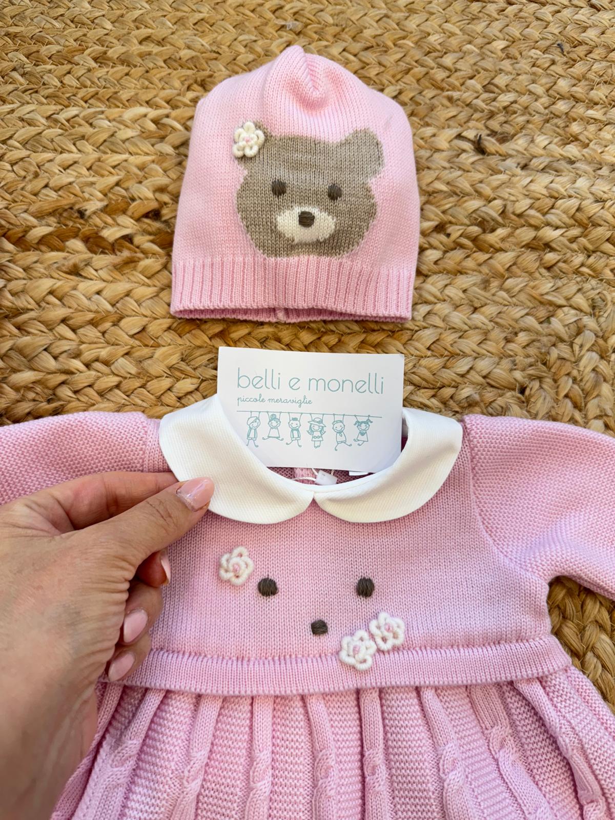 cappellino rosa con orsetto ricamato e fiorellino bianco