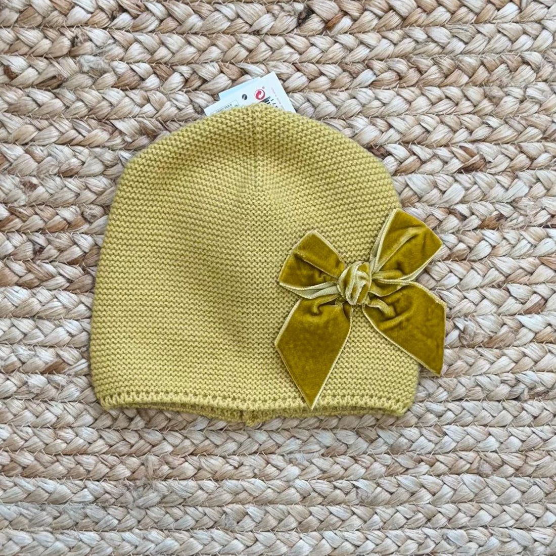 cappellino senape Condor in maglia con fiocco in velluto per bambina