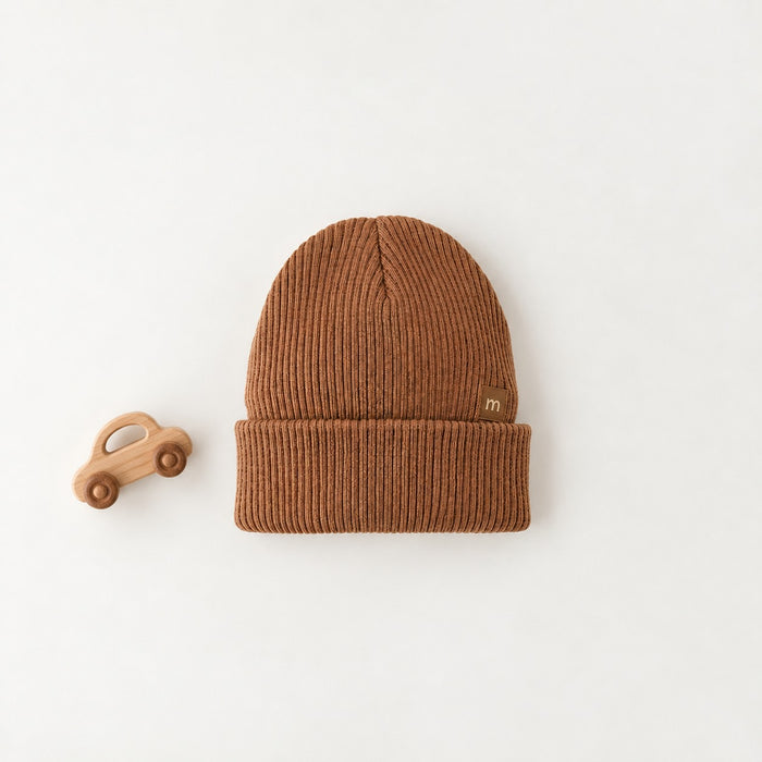 Cappello bimbo color biscotto in 100% cotone con lavorazione a coste e ampio risvolto