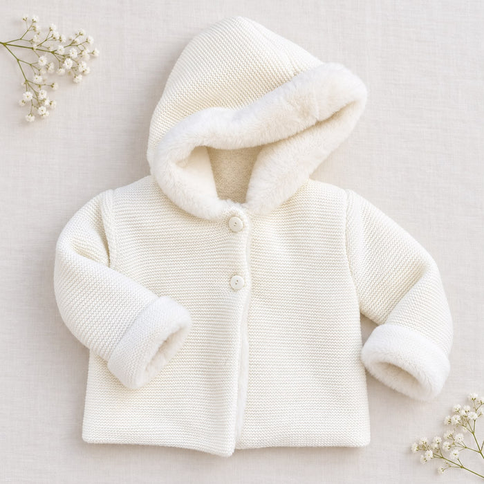 Cappottino battesimo bimbo panna in maglia con cappuccio bordato effetto pelliccia, polsini coordinati e bottoni chiari.