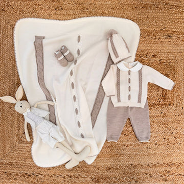 Coordinato neonato beige e panna con copertina, completino, scarpine e cappellino, perfetto per corredino nascita invernale