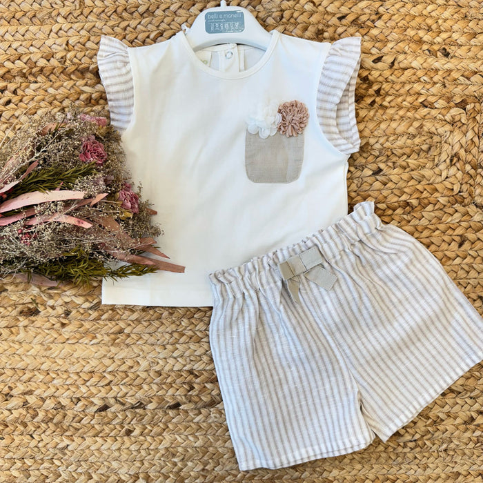 Completo bambina in cotone avorio con pantaloncini a righe beige, dettagli floreali e fiocco.