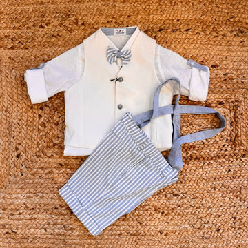 Completo elegante bambino azzurro polvere con gilet panna, bretelle, papillon e pantalone rigato, perfetto per cerimonia estiva.
