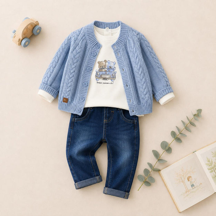 Bambino con cardigan celeste, maglia bianca con orsetti e jeans blu