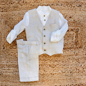 Completo beige per bambino con gilet, camicia coreana e pantaloni in lino, outfit estivo elegante per cerimonie Made in Italy.
