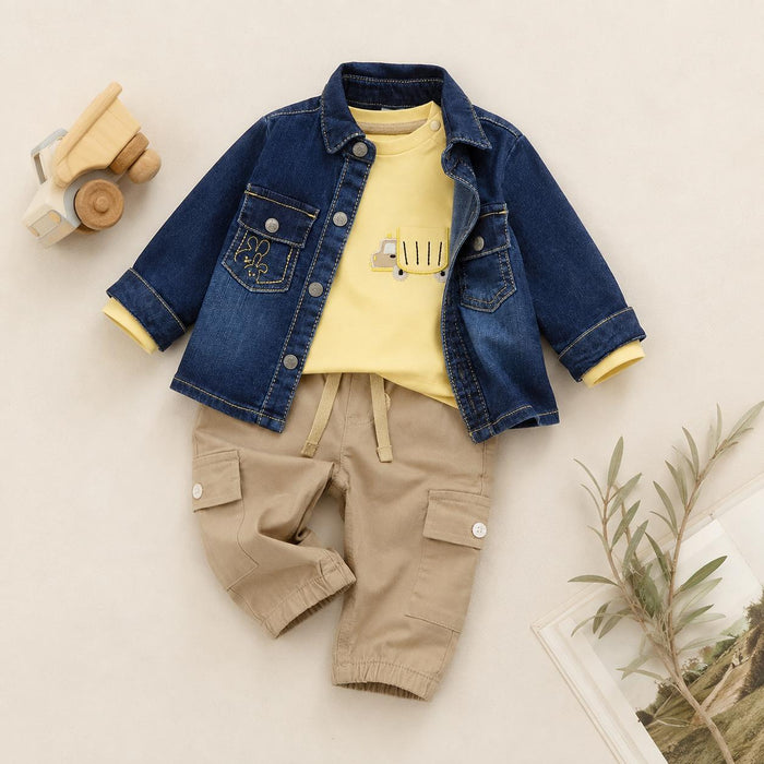 Bambino con giacca jeans blu, maglia gialla con stampa e pantalone cargo beige