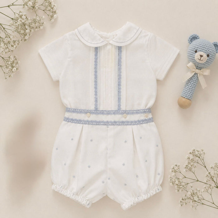 Completo battesimo bimbo bianco e celeste con colletto arrotondato e pantaloncino ricamato elegante.