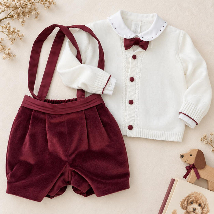 Dettaglio completo Battesimo bimbo bianco e bordeaux con cardigan in misto lana e papillon.