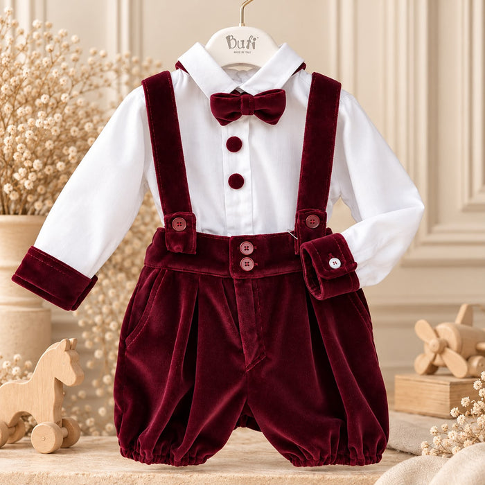 Retro completo battesimo bimbo con bretelle incrociate e fiocco in velluto bordeaux su camicia bianca.