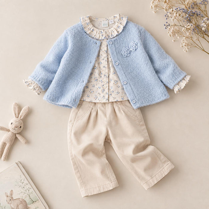 Completo bimba con cappotto celeste con cappuccio, camicia a fiorellini e pantaloni panna.