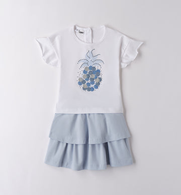 Completo bambina con t-shirt bianca ananas glitter e gonna azzurra a balze.