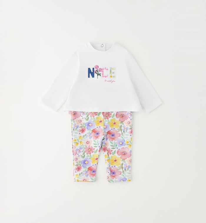 Completo bimba con maglia bianca ricamata e leggings floreali colorati