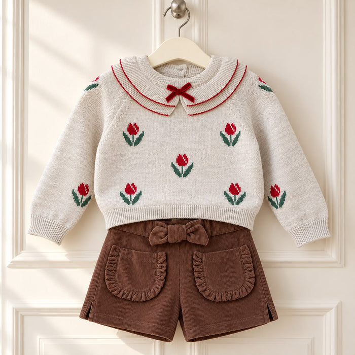 Completo bimba con maglioncino in cotone e lana a tulipani e pantaloncini in velluto a coste. Scopri lo stile bon ton di Belli e Monelli.