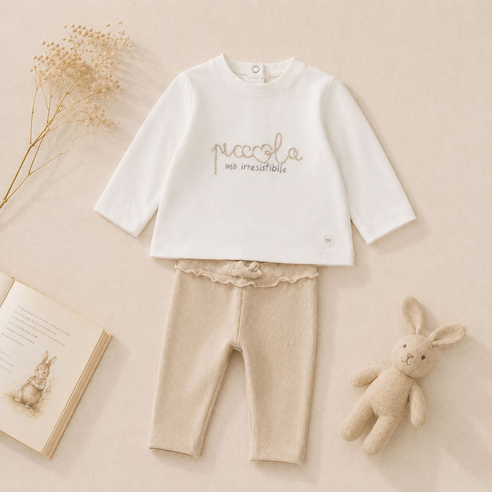 Completo bimba con maglia panna a manica lunga e pantalone beige con dettaglio volant e fiocchetto