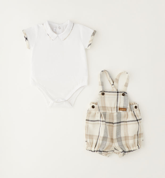 Completo bimbo con body bianco e salopette corta a quadri beige
