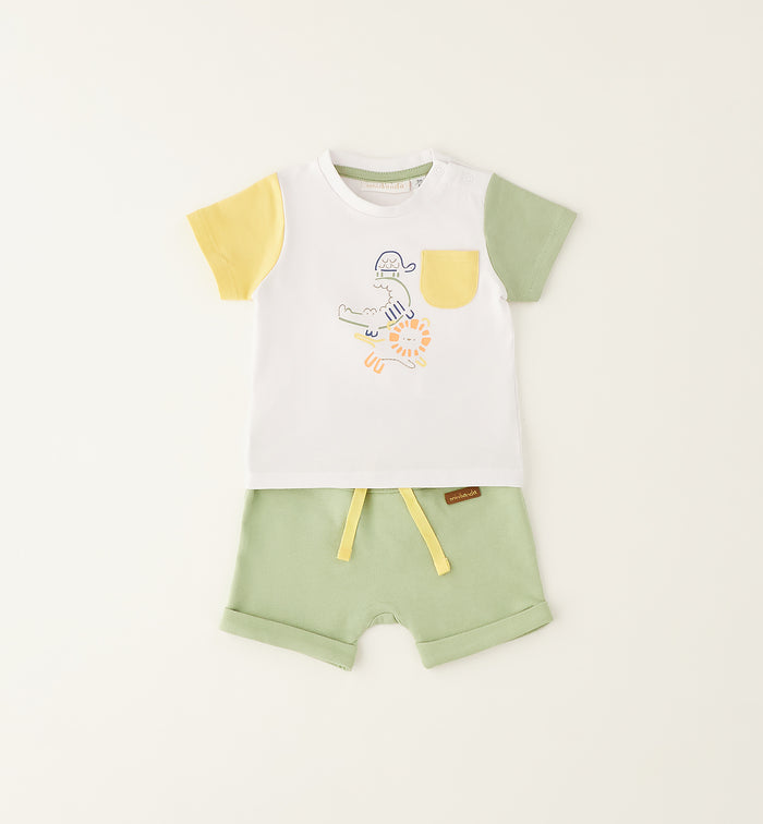 Completo bimbo con t-shirt bianca stampa animaletti e shorts verde salvia