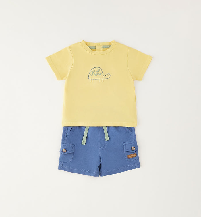 Completo bimbo con t-shirt gialla ricamo tartaruga e shorts azzurri