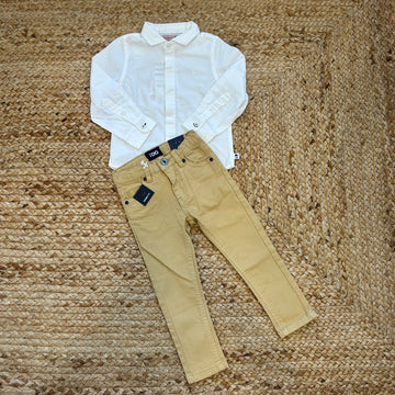 Completo elegante bambino con camicia bianca e pantalone miele