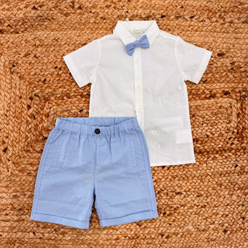 Completo elegante bambino con camicia bianca, papillon e pantaloncino azzurro