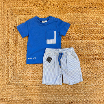 Completo estivo neonato maschio: maglietta blu con taschino a righe e pantaloncino celeste a righe.