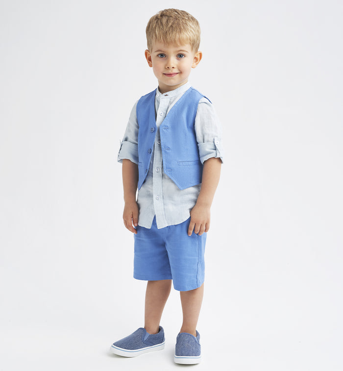 Gilet in lino azzurro, camicia bianca e pantaloncini azzurri in lino per bambino, abbigliamento estivo elegante