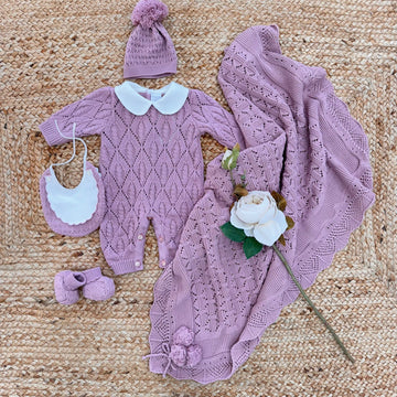 Corredino neonato in filo lilla con tutina e accessori coordinati