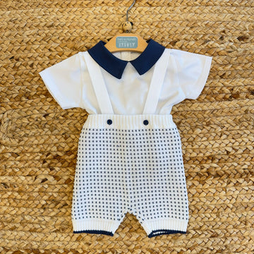 Completo nascita neonato con camicina bianca e pantaloncino con bretelle