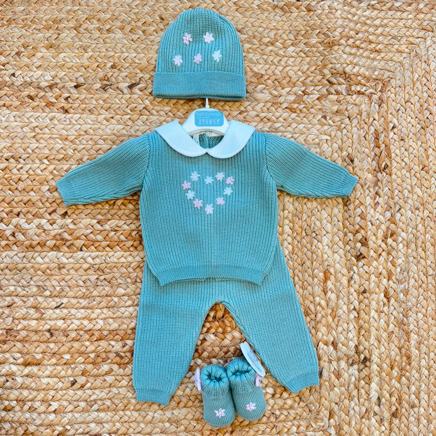 Completo neonata in pura lana verde salvia con ricami a mano