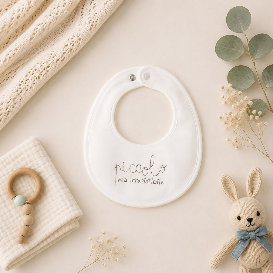 Bavaglino neonato in cotone bianco “Piccolo ma irresistibile”
